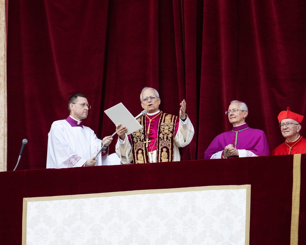 Hồng y người Mỹ Robert Prevost được Vatican bầu làm Giáo hoàng mới - Ảnh 2. Hồng y người Mỹ Robert Prevost được Vatican bầu làm Giáo hoàng mới - Ảnh 2.