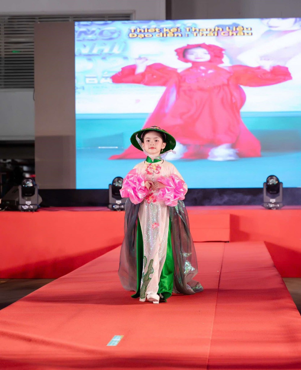 Thời trang áo dài của mẫu nhí: "Vẻ đẹp truyền thống tỏa sáng trong thế giới tuổi thơ" - Ảnh 1. Thời trang áo dài của mẫu nhí: "Vẻ đẹp truyền thống tỏa sáng trong thế giới tuổi thơ" - Ảnh 1.