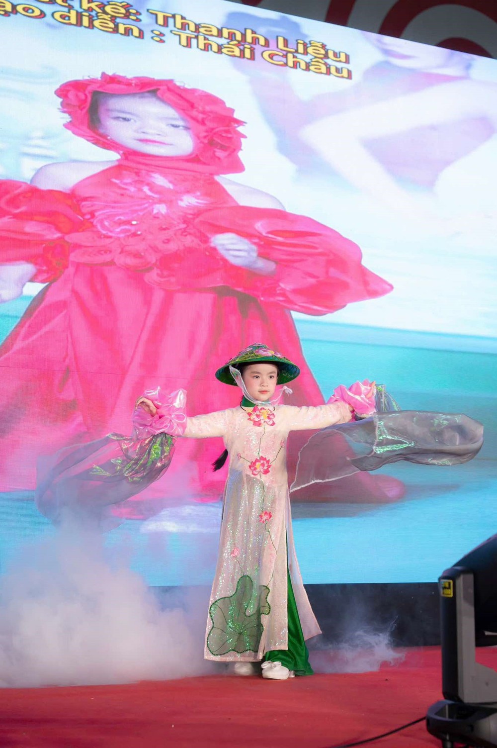 Thời trang áo dài của mẫu nhí: "Vẻ đẹp truyền thống tỏa sáng trong thế giới tuổi thơ" - Ảnh 2. Thời trang áo dài của mẫu nhí: "Vẻ đẹp truyền thống tỏa sáng trong thế giới tuổi thơ" - Ảnh 2.