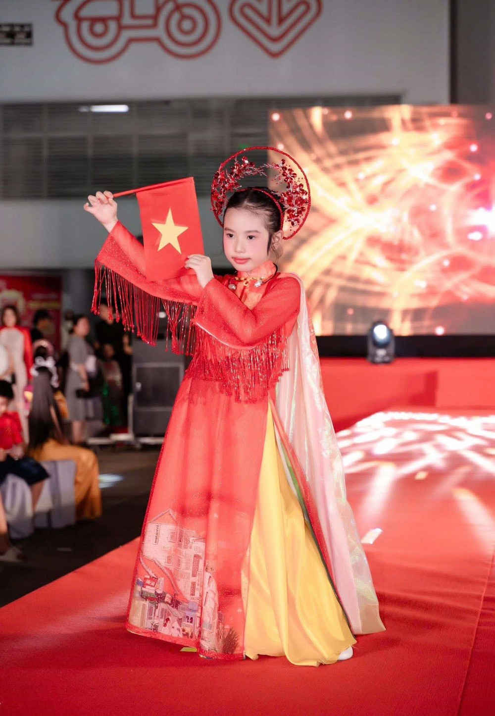 Thời trang áo dài của mẫu nhí: "Vẻ đẹp truyền thống tỏa sáng trong thế giới tuổi thơ" - Ảnh 3. Thời trang áo dài của mẫu nhí: "Vẻ đẹp truyền thống tỏa sáng trong thế giới tuổi thơ" - Ảnh 3.