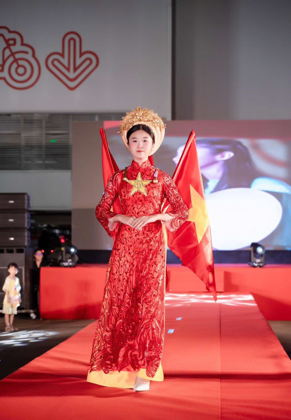 Thời trang áo dài của mẫu nhí: "Vẻ đẹp truyền thống tỏa sáng trong thế giới tuổi thơ" - Ảnh 4. Thời trang áo dài của mẫu nhí: "Vẻ đẹp truyền thống tỏa sáng trong thế giới tuổi thơ" - Ảnh 4.