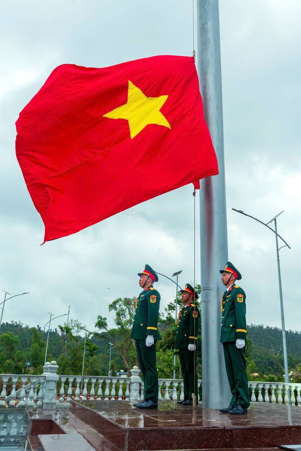 Lễ thượng cờ Tổ quốc nhân kỷ niệm 64 năm Ngày Bác Hồ ra thăm đảo Cô Tô - Ảnh 2. Lễ thượng cờ Tổ quốc nhân kỷ niệm 64 năm Ngày Bác Hồ ra thăm đảo Cô Tô - Ảnh 2.