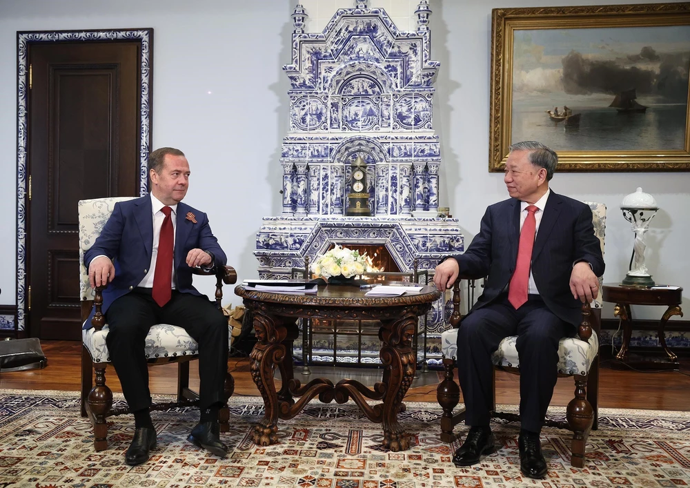 Tổng Bí thư Tô Lâm hội kiến Chủ tịch Đảng Nước Nga Thống nhất Dmitry Medvedev - Ảnh 1.