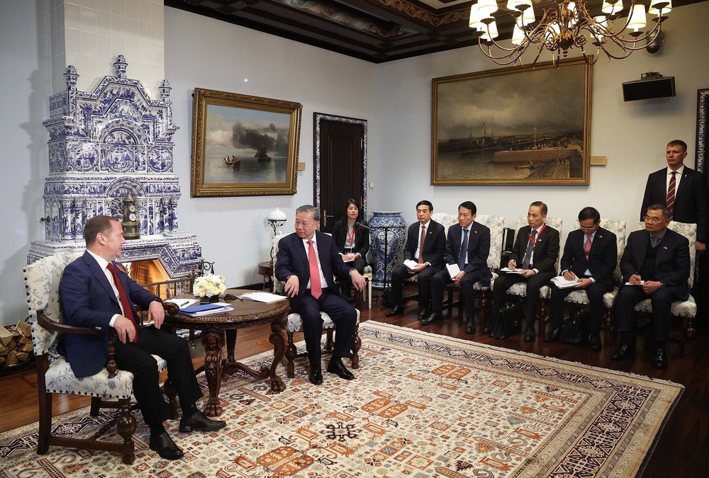 Tổng Bí thư Tô Lâm hội kiến Chủ tịch Đảng Nước Nga Thống nhất Dmitry Medvedev - Ảnh 2.