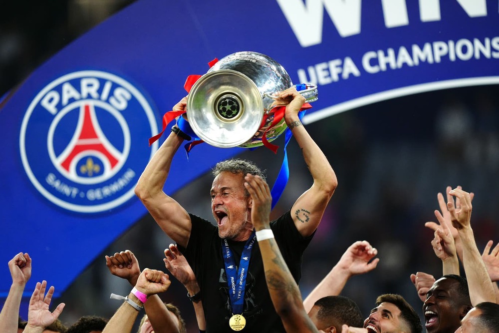 Luis Enrique xứng danh HLV huyền thoại - Ảnh 1.