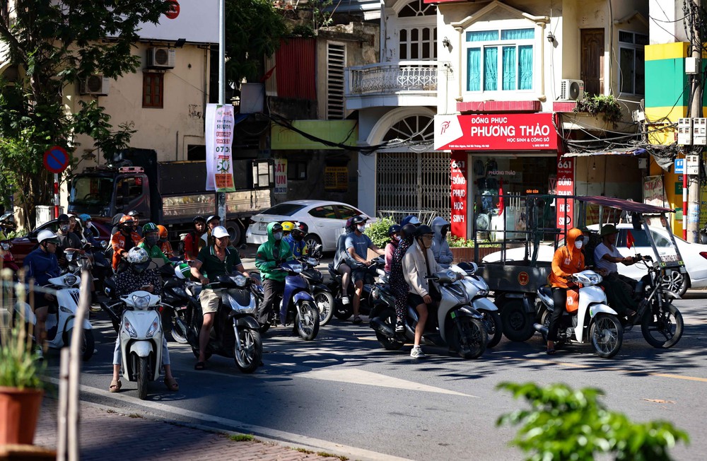 Hình ảnh Hà Nội bắt đầu bước vào đỉnh điểm của nắng nóng - Ảnh 1.