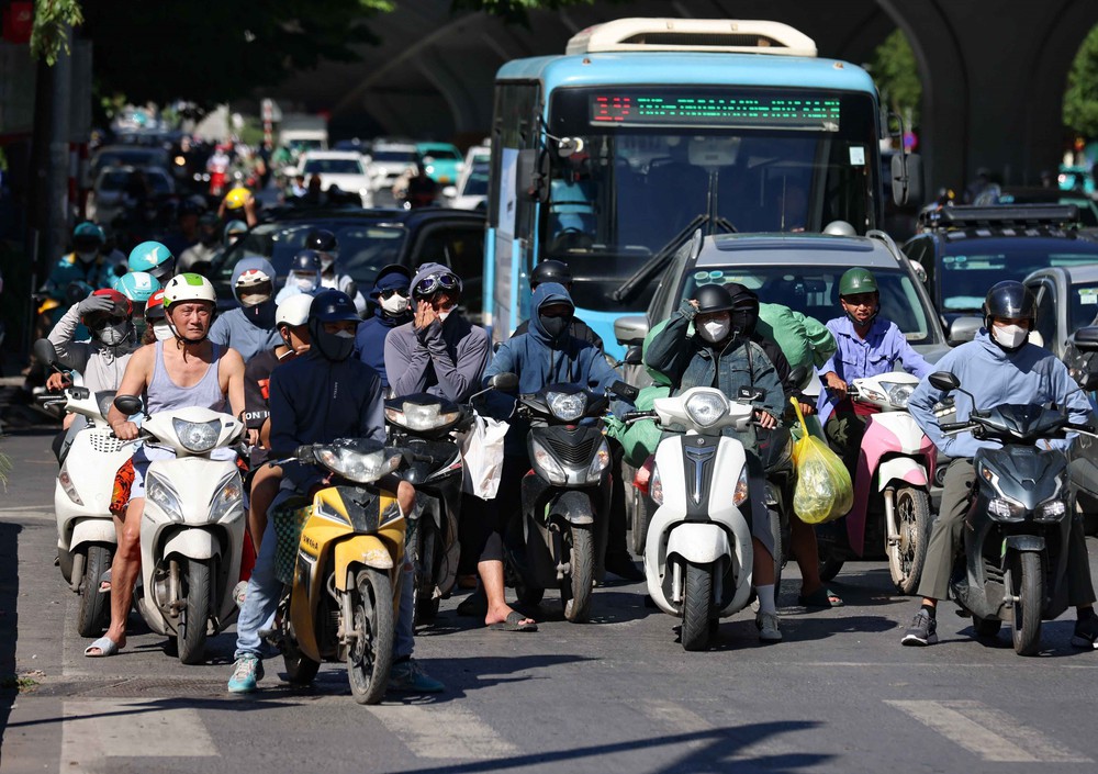 Hình ảnh Hà Nội bắt đầu bước vào đỉnh điểm của nắng nóng - Ảnh 5.