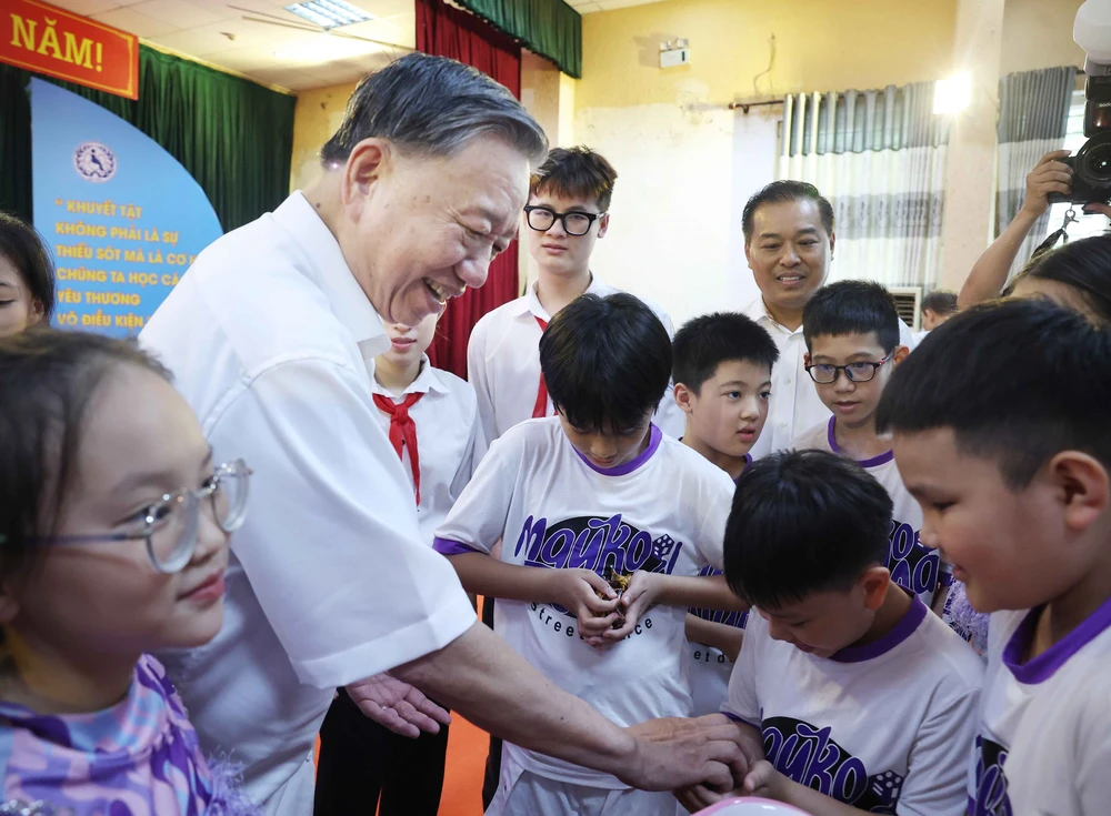 Tổng Bí thư Tô Lâm thăm hai trường học chuyên biệt tại Hà Nội - Ảnh 6.