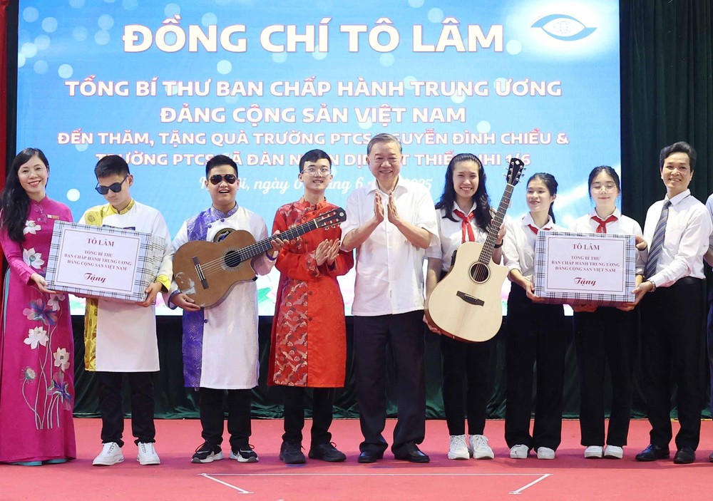 Tổng Bí thư Tô Lâm thăm hai trường học chuyên biệt tại Hà Nội - Ảnh 2.