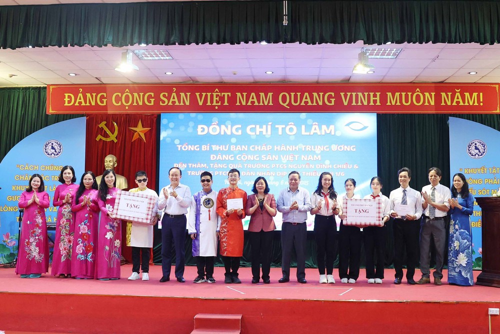 Tổng Bí thư Tô Lâm thăm hai trường học chuyên biệt tại Hà Nội - Ảnh 11.