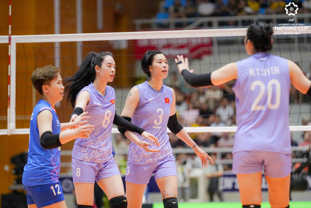 Dàn sao bóng chuyền Việt Nam bùng nổ ghi 105 điểm, HLV Tuấn Kiệt dùng ‘chiêu lạ’ đưa đội nhà sớm vào bán kết - Ảnh 2.