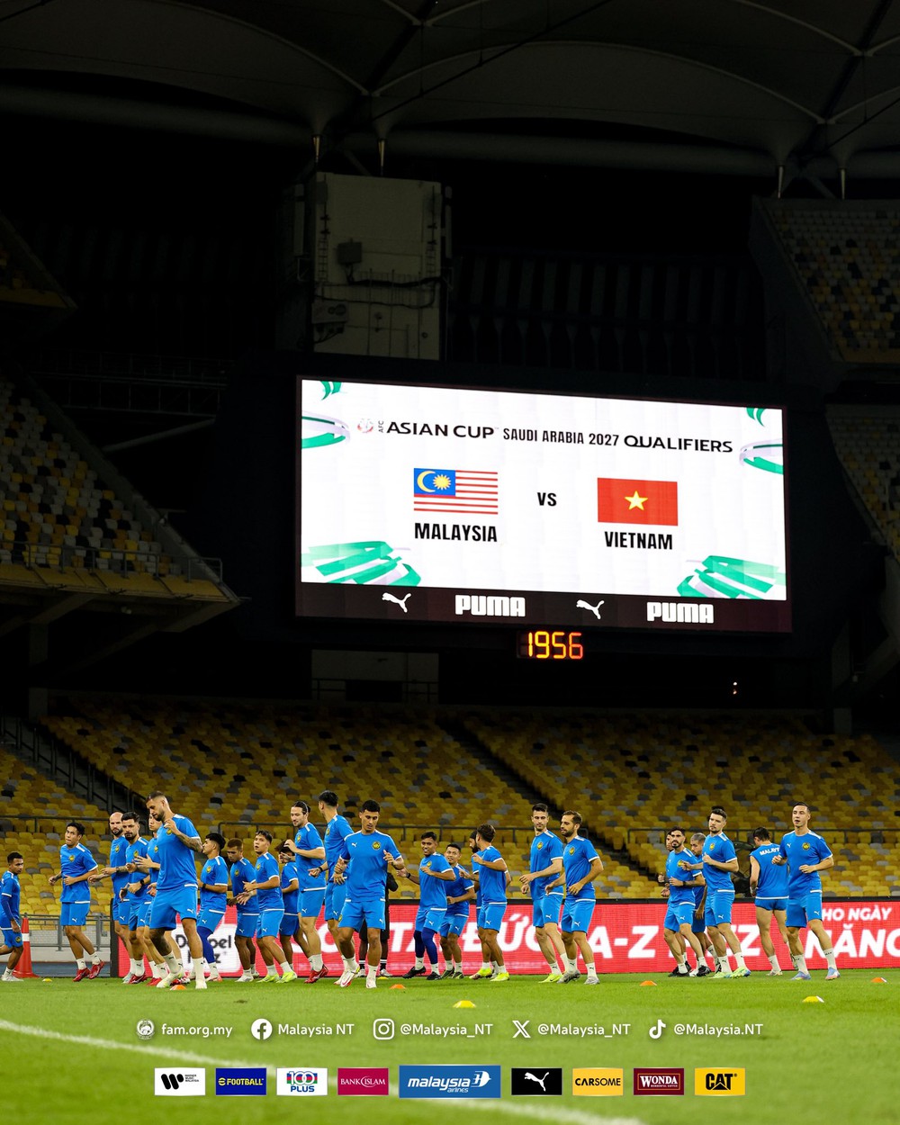 Nóng: 60.000 khán giả đến sân Bukit Jalil xem trực tiếp đội tuyển Việt Nam đấu Malaysia - Ảnh 1.