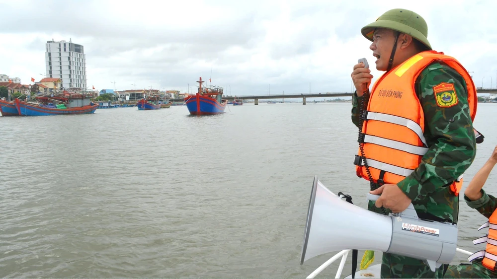 Thủ tướng yêu cầu chủ động ứng phó với áp thấp nhiệt đới có khả năng mạnh lên thành bão và mưa lũ - Ảnh 2.