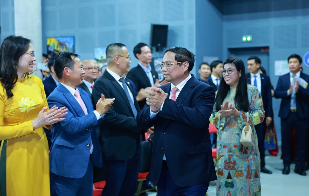 Thủ tướng Phạm Minh Chính gặp gỡ cộng đồng người Việt Nam tại Pháp - Ảnh 1.