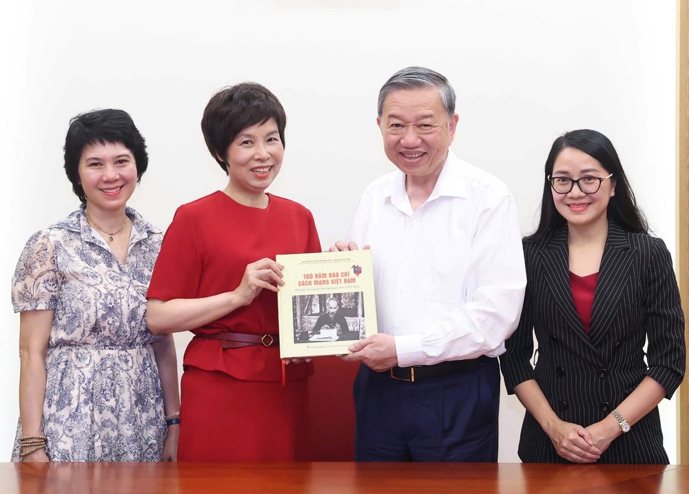 TTXVN tặng Tổng Bí thư Tô Lâm sách ảnh “100 năm Báo chí Cách mạng Việt Nam (1925 - 2025)” - Ảnh 2.
