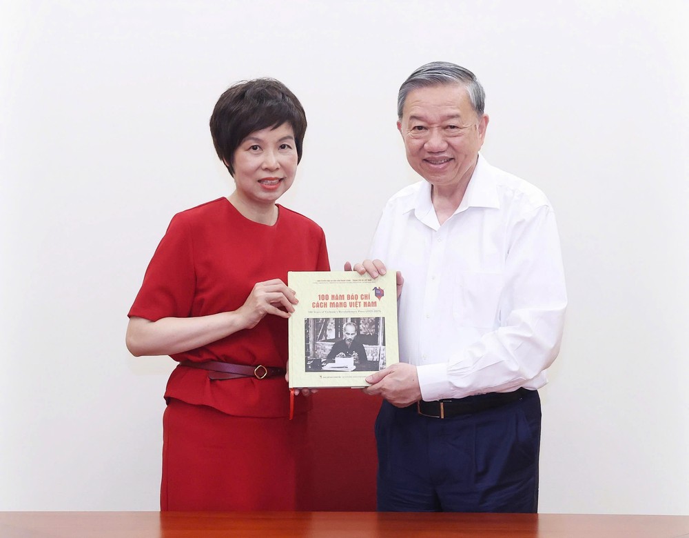 TTXVN tặng Tổng Bí thư Tô Lâm sách ảnh “100 năm Báo chí Cách mạng Việt Nam (1925 - 2025)” - Ảnh 1.