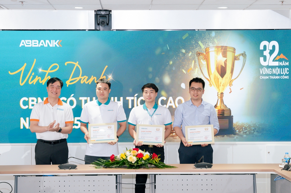 ABBANK tri ân khách hàng và cộng đồng nhân kỷ niệm 32 năm thành lập - Ảnh 1.