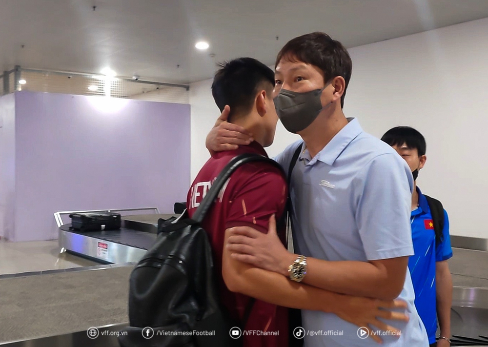 Đội tuyển Việt Nam về nước, HLV Kim Sang-sik tái ngộ học trò dịp FIFA Days tháng 10 - Ảnh 2.