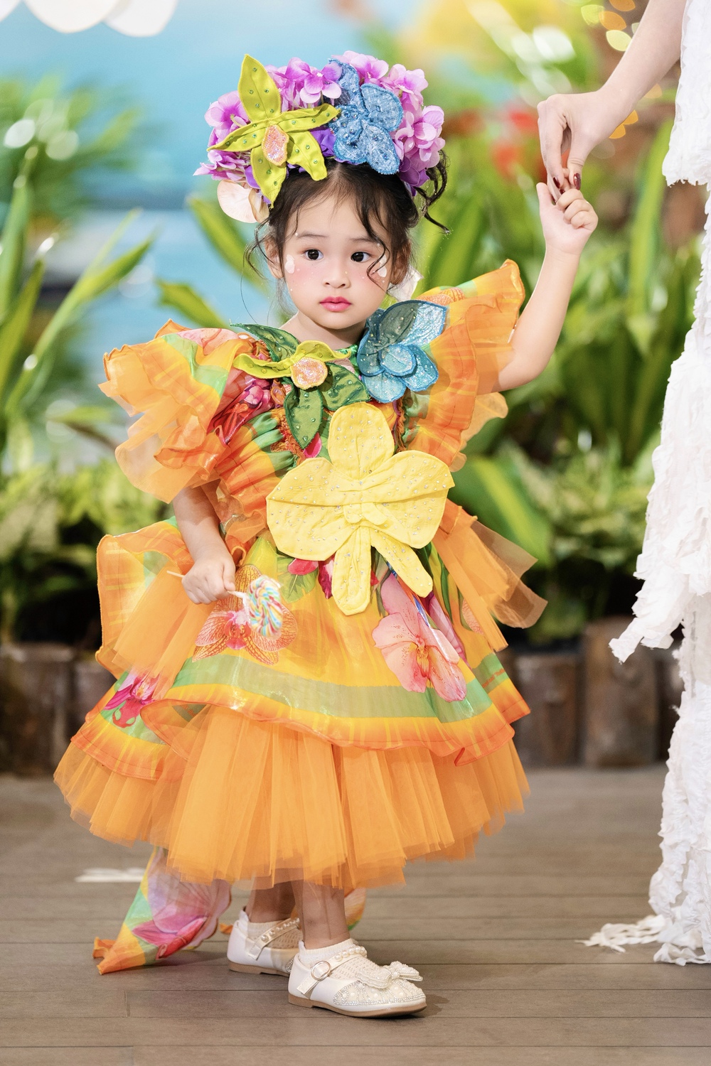 Á hậu Trúc Ny cho con gái catwalk từ sớm để tăng độ dạn dĩ - Ảnh 2.