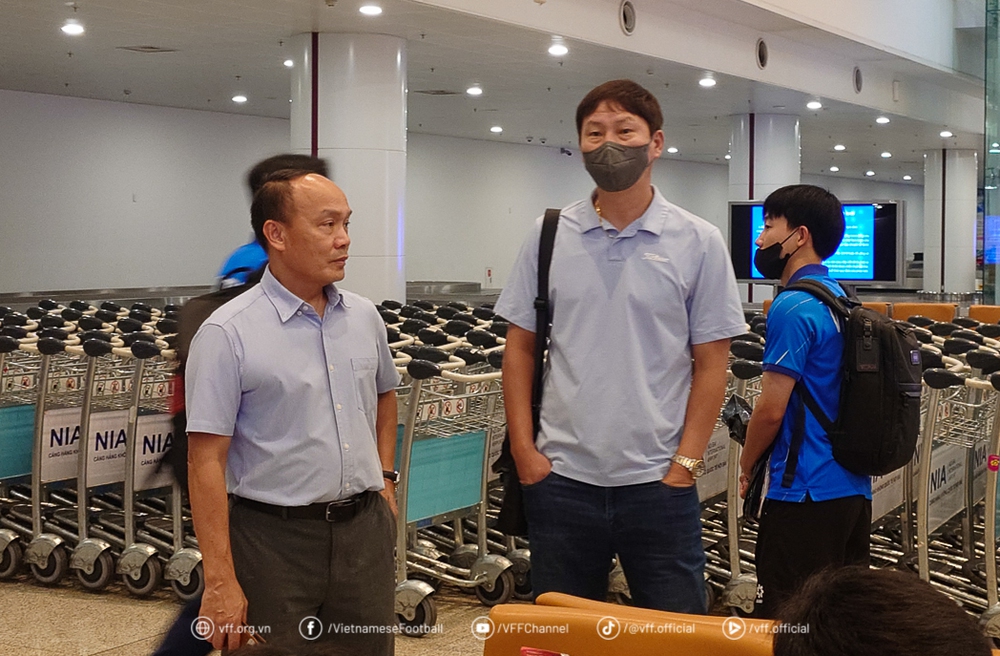 Đội tuyển Việt Nam về nước, HLV Kim Sang-sik tái ngộ học trò dịp FIFA Days tháng 10 - Ảnh 1.