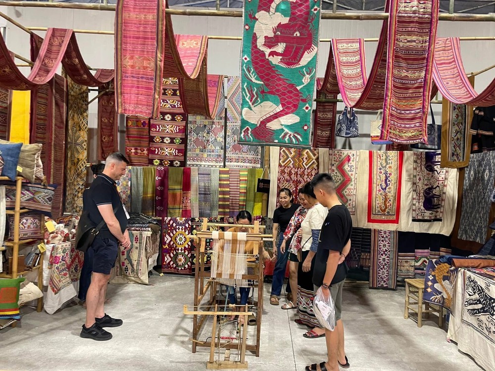 Bảo tồn nghề dệt thổ cẩm truyền thống của dân tộc Thái gắn với phát triển du lịch - Ảnh 6.
