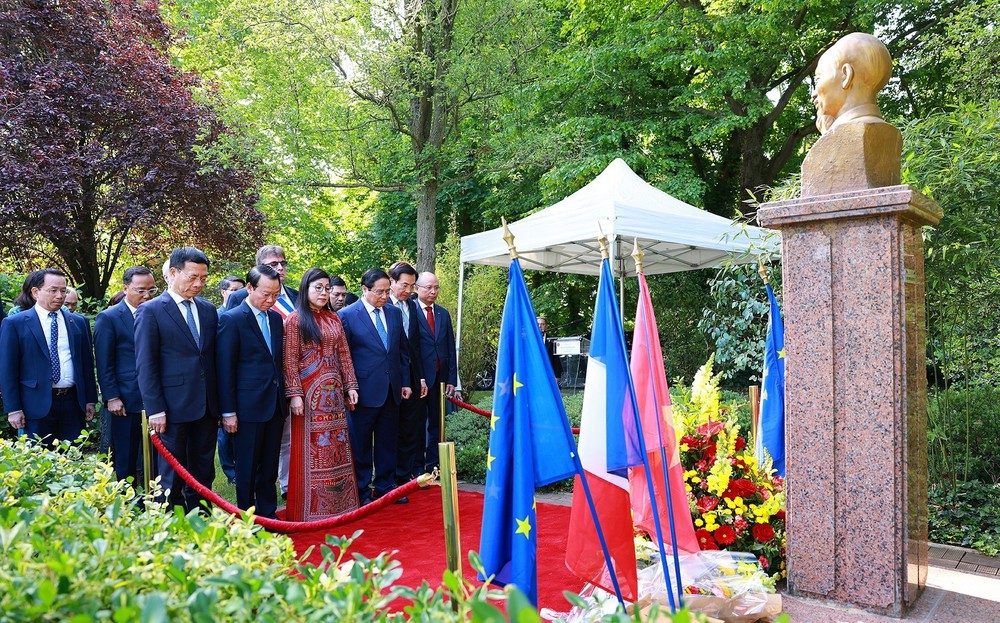 Thủ tướng dâng hoa tưởng niệm Chủ tịch Hồ Chí Minh tại thành phố Montreuil, Pháp - Ảnh 3.