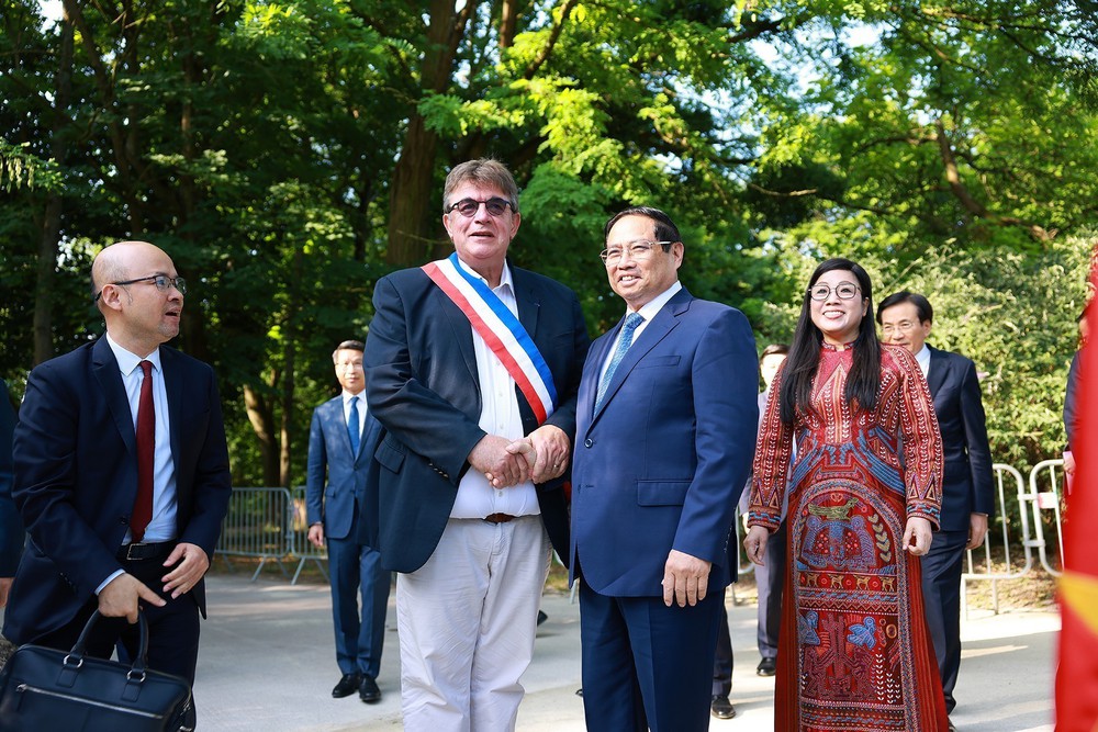 Thủ tướng dâng hoa tưởng niệm Chủ tịch Hồ Chí Minh tại thành phố Montreuil, Pháp - Ảnh 2.