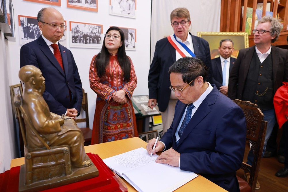 Thủ tướng dâng hoa tưởng niệm Chủ tịch Hồ Chí Minh tại thành phố Montreuil, Pháp - Ảnh 9.