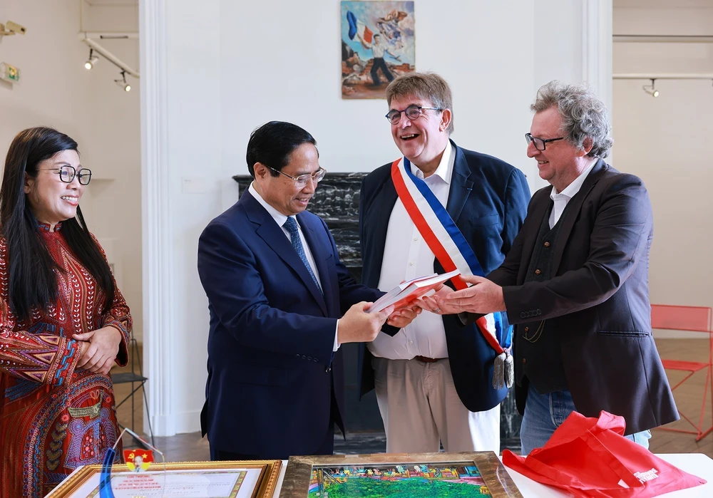 Thủ tướng dâng hoa tưởng niệm Chủ tịch Hồ Chí Minh tại thành phố Montreuil, Pháp - Ảnh 7.