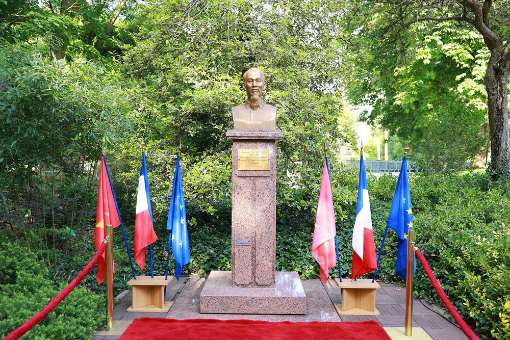 Thủ tướng dâng hoa tưởng niệm Chủ tịch Hồ Chí Minh tại thành phố Montreuil, Pháp - Ảnh 1.