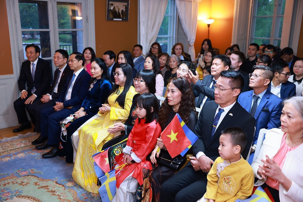 Thủ tướng gặp cộng đồng người Việt Nam tại Thụy Điển - Ảnh 5.
