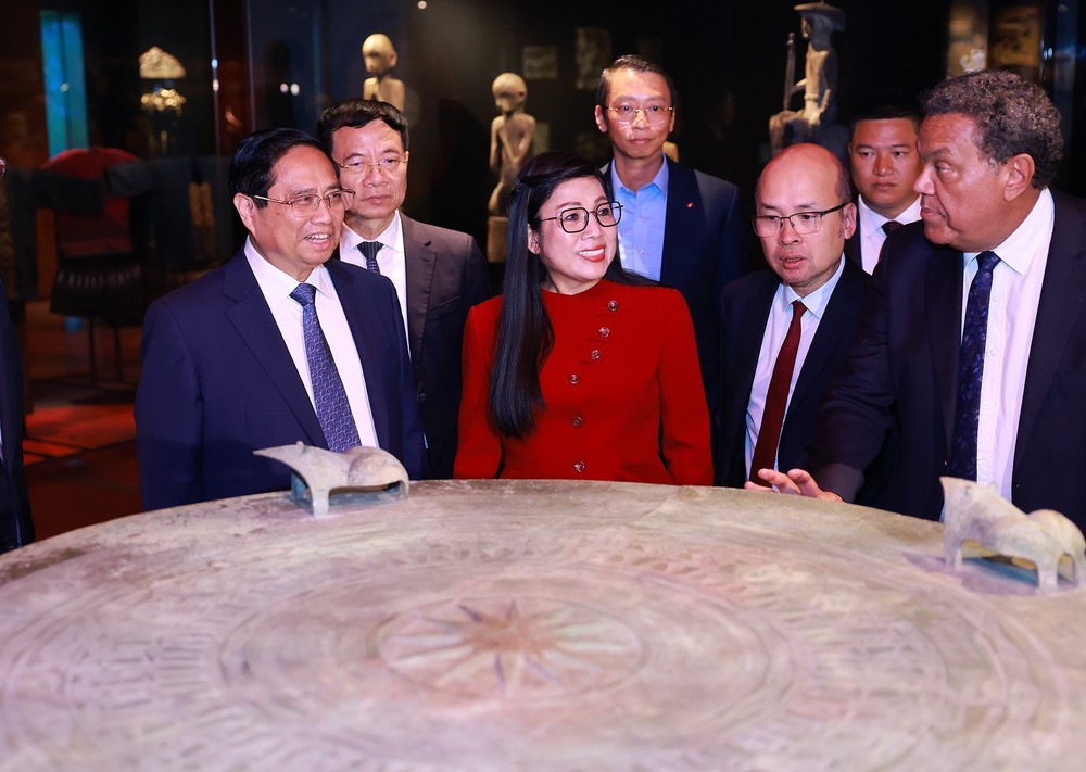 Thủ tướng tham quan Bảo tàng Quai Branly tại Thủ đô Paris, Pháp - Ảnh 2.