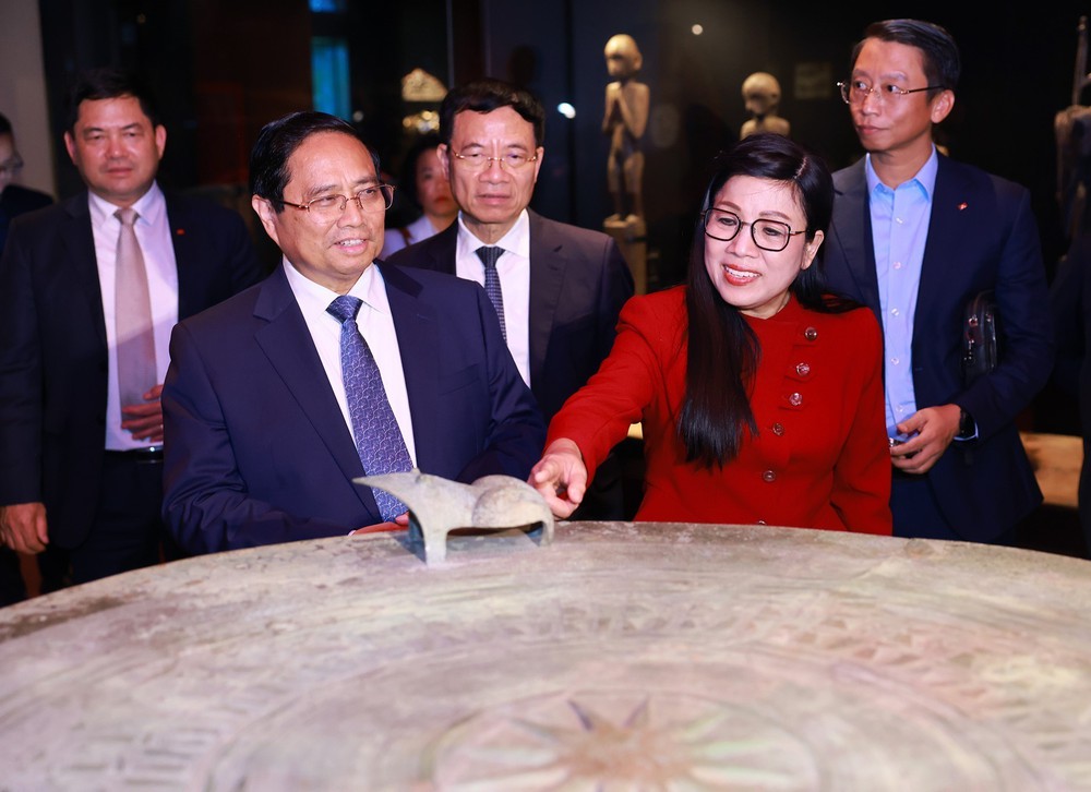Thủ tướng tham quan Bảo tàng Quai Branly tại Thủ đô Paris, Pháp - Ảnh 1.