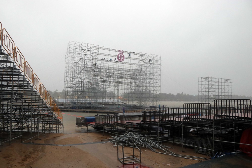 Tháo dỡ các thiết bị âm thanh, ánh sáng trên sân khấu Chung kết Hoa hậu Việt Nam năm 2024 tại Huế do mưa lớn - Ảnh 4.