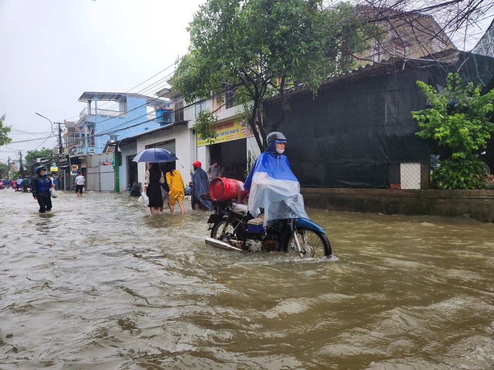 Ảnh hưởng bão số 1: Lũ trên các sông lên cao, nhiều nơi ở thành phố Huế bị ngập lụt - Ảnh 4.