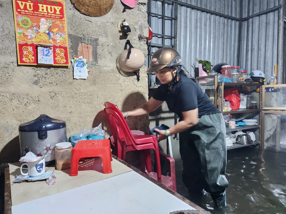 Ảnh hưởng bão số 1: Lũ trên các sông lên cao, nhiều nơi ở thành phố Huế bị ngập lụt - Ảnh 6.