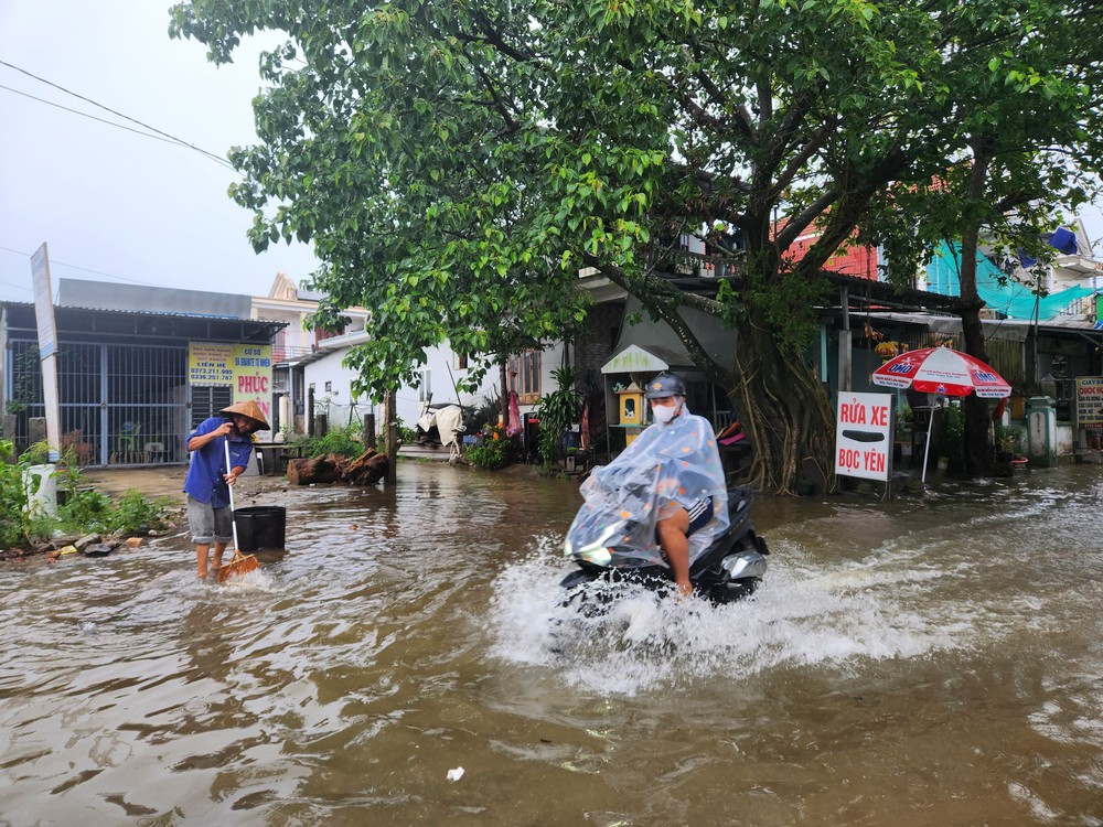 Ảnh hưởng bão số 1: Lũ trên các sông lên cao, nhiều nơi ở thành phố Huế bị ngập lụt - Ảnh 8.
