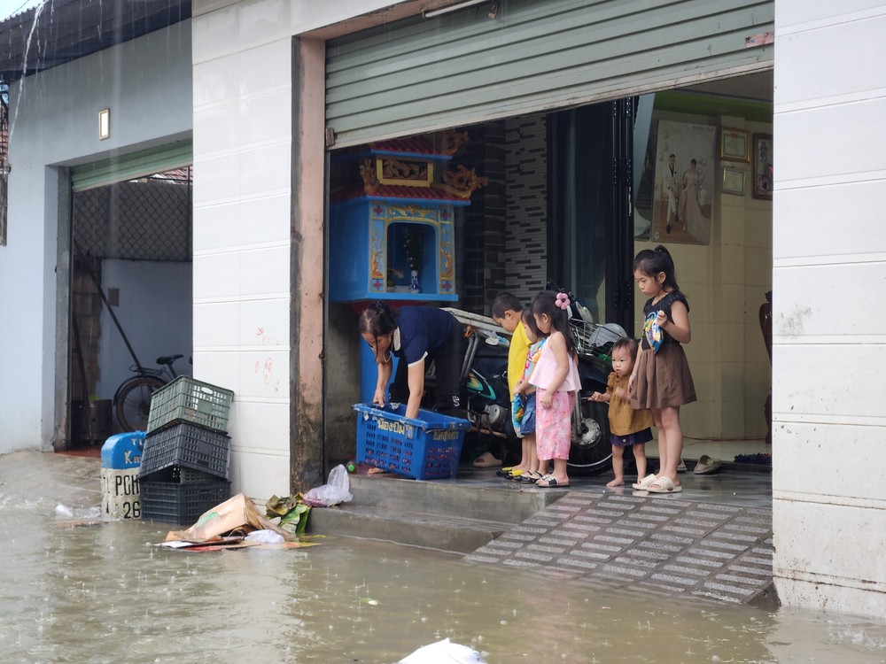Ảnh hưởng bão số 1: Lũ trên các sông lên cao, nhiều nơi ở thành phố Huế bị ngập lụt - Ảnh 7.