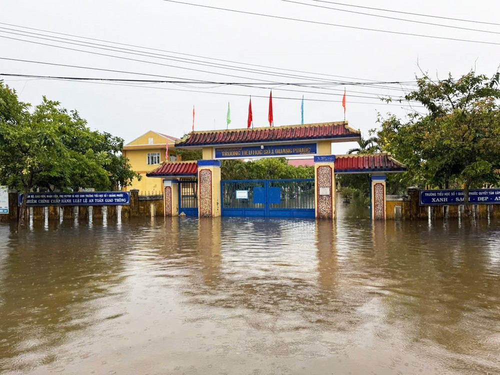 Ảnh hưởng bão số 1: Lũ trên các sông lên cao, nhiều nơi ở thành phố Huế bị ngập lụt - Ảnh 1.