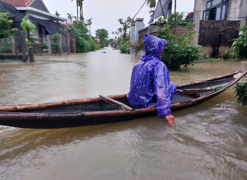 Ảnh hưởng bão số 1: Lũ trên các sông lên cao, nhiều nơi ở thành phố Huế bị ngập lụt - Ảnh 3.