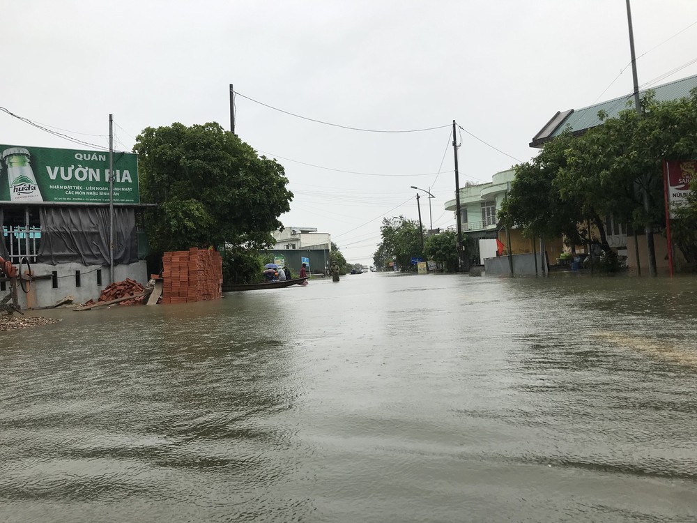 Lũ sông Thạch Hãn đạt báo động 3 gây ngập lụt trên diện rộng ở Quảng Trị - Ảnh 6.