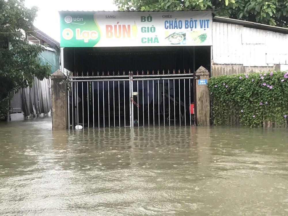 Lũ sông Thạch Hãn đạt báo động 3 gây ngập lụt trên diện rộng ở Quảng Trị - Ảnh 2.