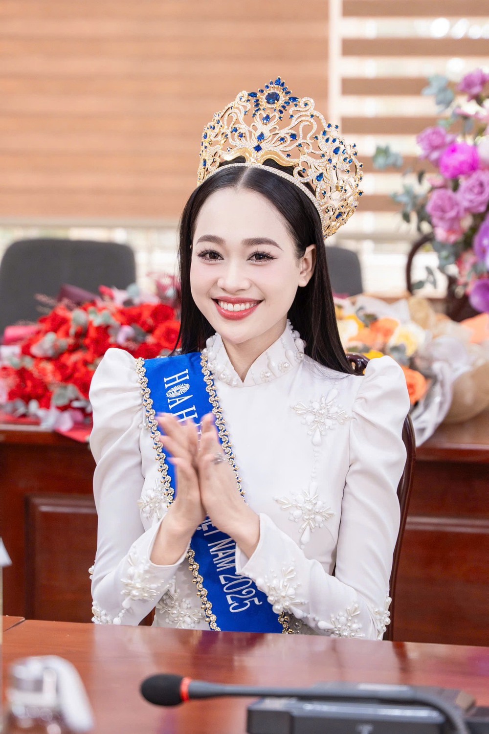 Hoa hậu Nguyễn Thị Mỹ Linh hạnh phúc trong vòng tay thầy cô ngày về trường - Ảnh 1.
