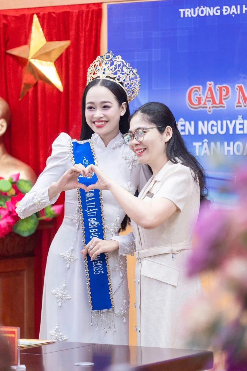 Hoa hậu Nguyễn Thị Mỹ Linh hạnh phúc trong vòng tay thầy cô ngày về trường - Ảnh 3.