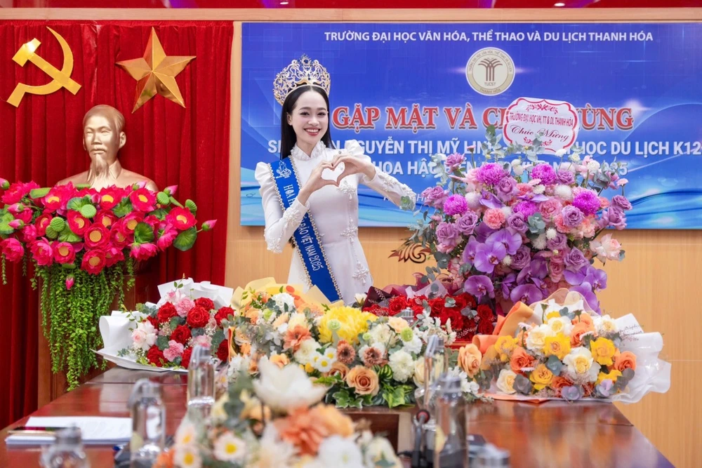 Hoa hậu Nguyễn Thị Mỹ Linh hạnh phúc trong vòng tay thầy cô ngày về trường - Ảnh 2.