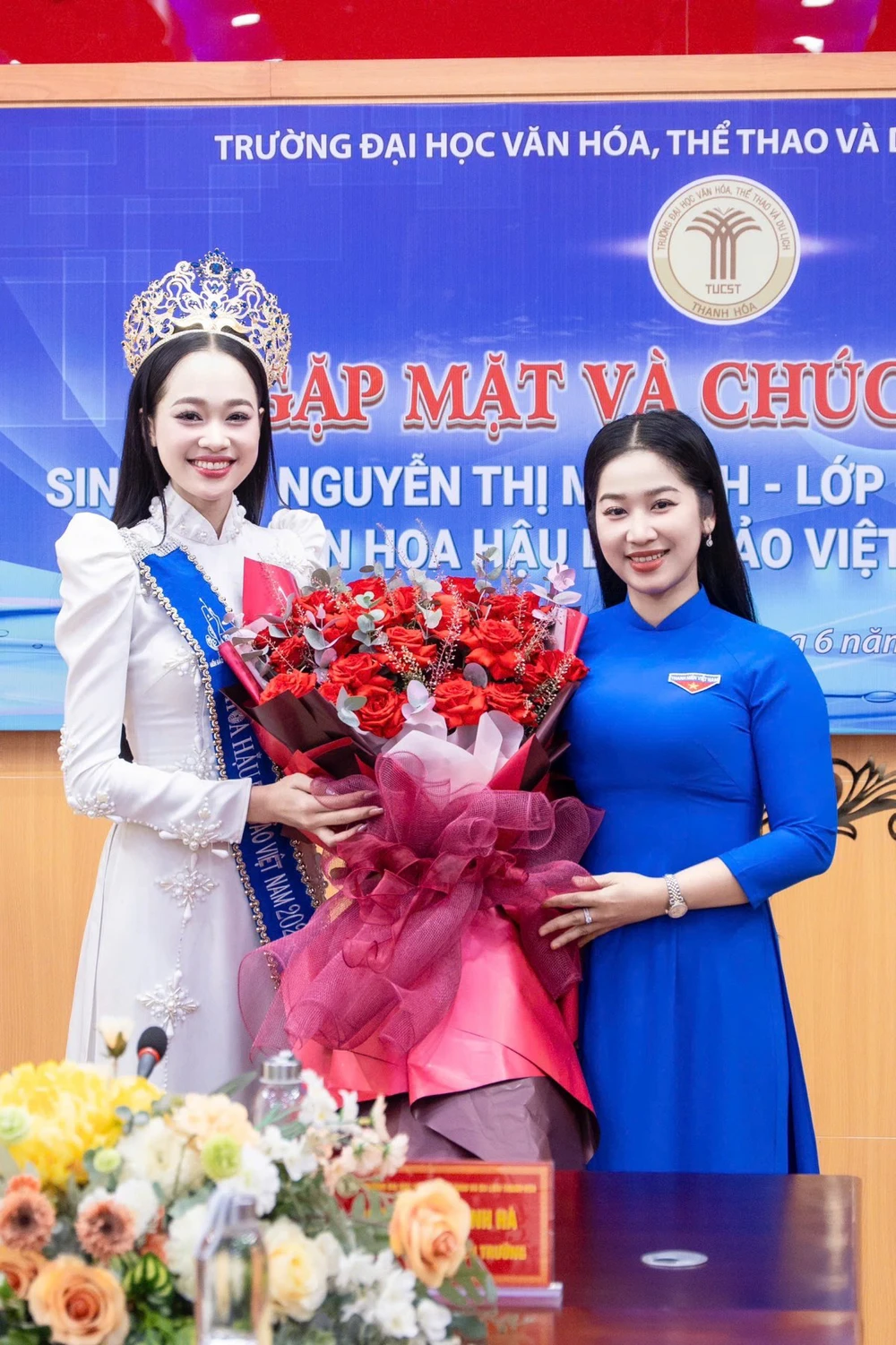 Hoa hậu Nguyễn Thị Mỹ Linh hạnh phúc trong vòng tay thầy cô ngày về trường - Ảnh 4.