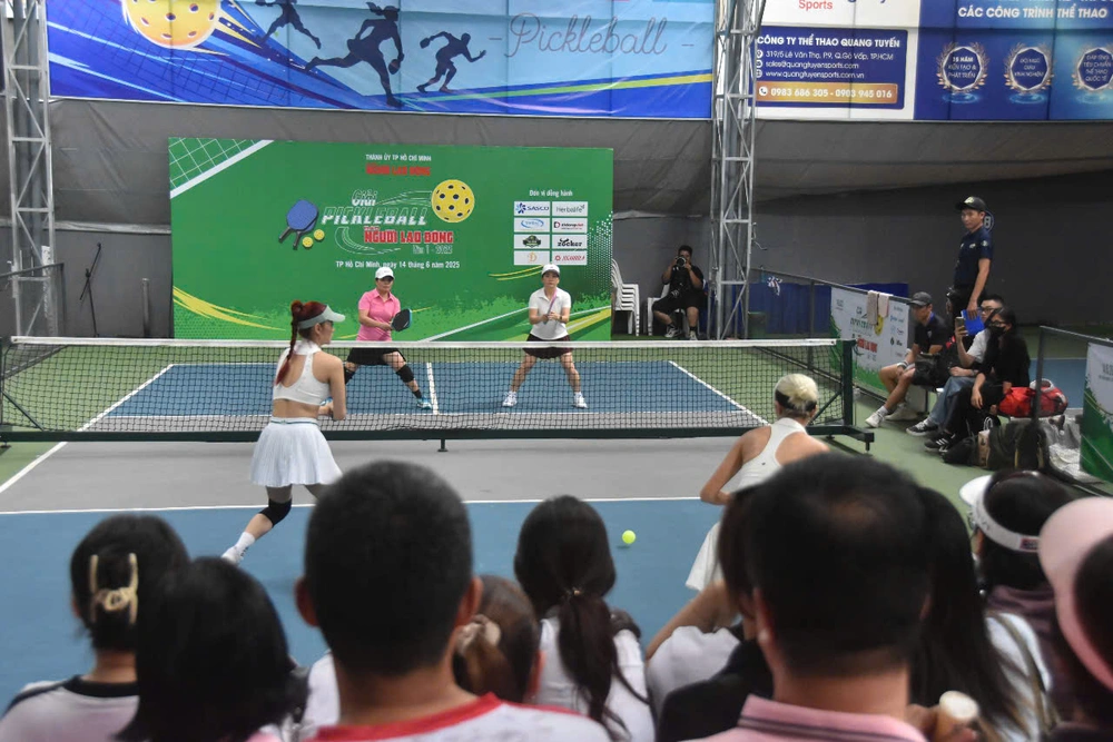 Ca sĩ Minh Hằng thu hút CĐV khi dự giải Pickleball - Ảnh 1.