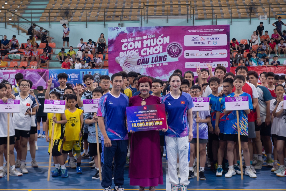 Huyền thoại cầu lông Nguyễn Tiến Minh tiếp lửa đam mê  cho trẻ em vùng khó - Ảnh 1.