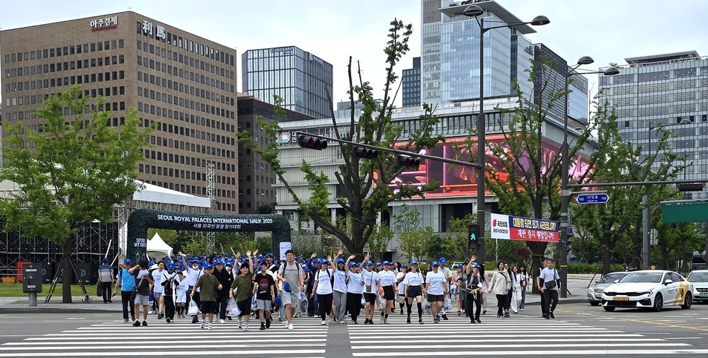 Lễ hội quốc tế đi bộ tham quan Cung điện Hoàng gia Seoul 2025 - Ảnh 1. Lễ hội quốc tế đi bộ tham quan Cung điện Hoàng gia Seoul 2025 - Ảnh 1.