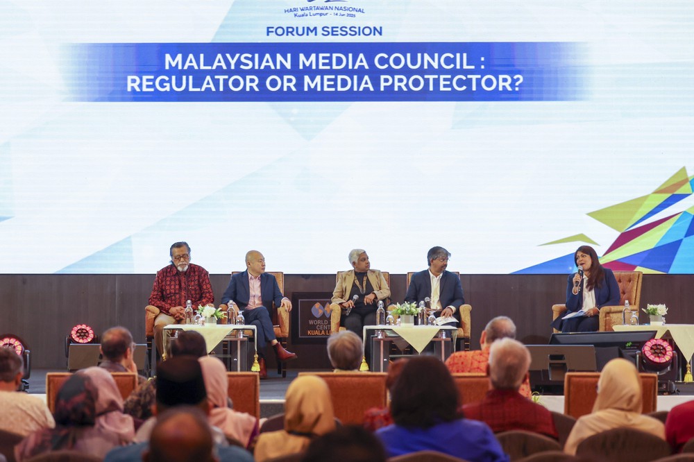 Thủ tướng Malaysia nhấn mạnh tầm quan trọng của đạo đức nghề báo trong sử dụng AI - Ảnh 1.